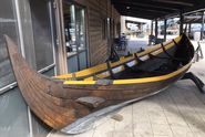 Det er båden Langöe, der er med i 'The Northman' og den kan nu ses på Vikingeskibsmuseet foran Café Knarr.