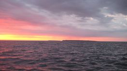 Morgenrøden brydes med nattens skyer ved Stora Karlsö.
