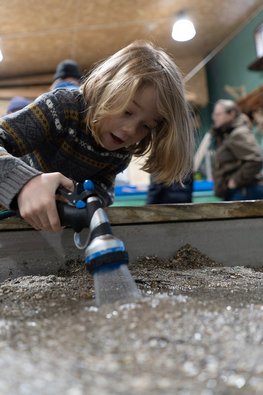 I skyller forsigtigt små genstande fri fra sandet og finder spor, der kan datere skibet. Foto Jacob N. Andreassen I skyller forsigtigt små genstande fri fra sandet og finder spor, der kan datere skibet. Foto Jacob N. Andreassen