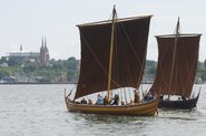 En uforglemmelig julegave: Giv et kursus i sejlads med vikingeskibe. Vikingeskibsmuseets heldagskurser i vikingeskib er en autentisk oplevelse, hvor du sejler på Roskilde Fjord og lærer om de unikke egenskaber, som er forbundet med vikingeskibe