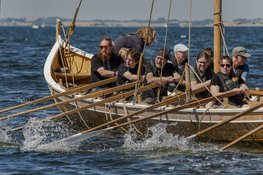 Alle tager fat ved årerne, når der ros ud af Vikingeskibsmuseets museumshavn.