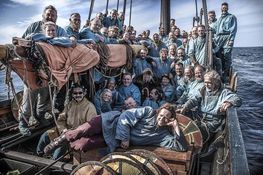 Vikingeskibsmuseets skibe og lokaliteter kan benyttes til både dokumentar- og spillefilm. Her ses statist crew'en i Havhingsten til BBC's serie Last Kingdom