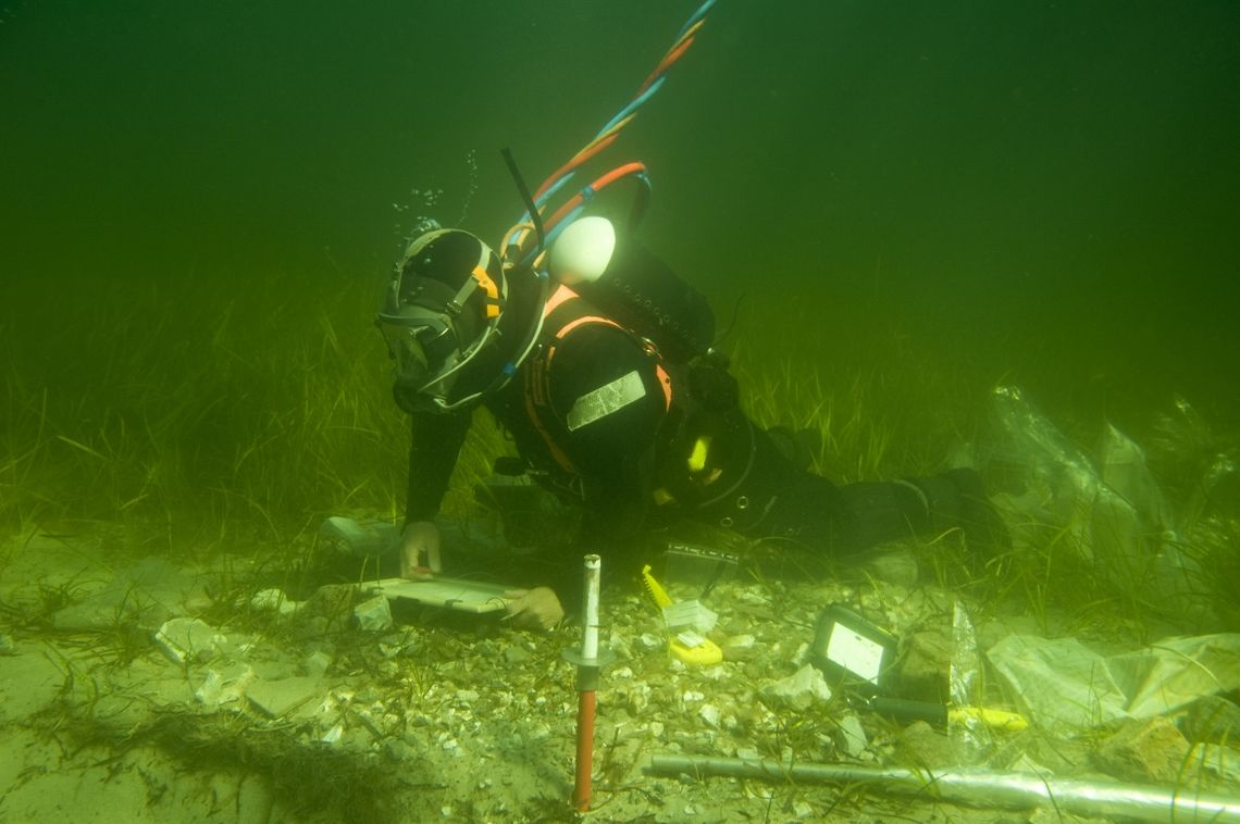 Marinarkæolog dykker på den 6.500 år gamle stenalderboplads. Foto: Morten Johansen.
