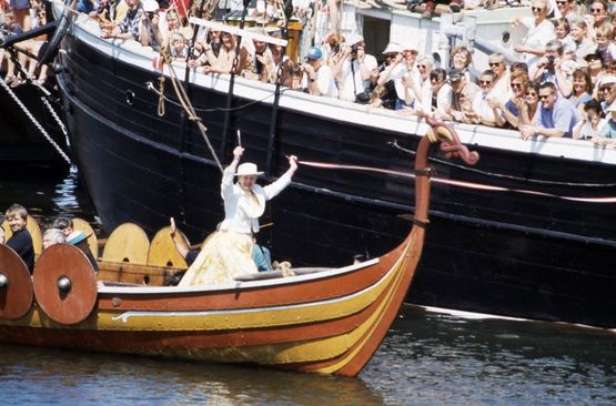 Hendes Majestæt Dronning Margrethe II klipper båndet til åbningen af den nye museumsø i 1997 fra stævnen af det genskabte vikingeskib Helge Ask. Fotograf Bennie Hansen