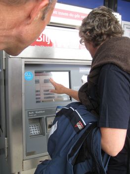 Billetten til Malmö og siden København købes.
