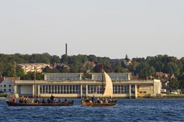 Sejlads på Roskilde Fjord med Vikingeskibshallen i baggrunden