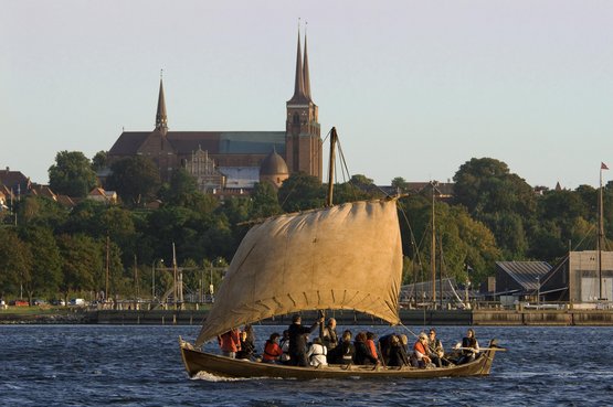 Sejl ud i museets klinkbyggede træbåde hele sommeren og bliv klogere på vikingernes sejladsteknikker. Copyright: Vikingeskibsmuseet i Roskilde