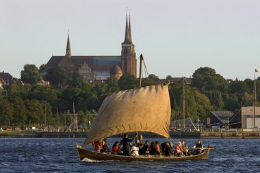 Sejl ud i museets klinkbyggede træbåde hele sommeren og bliv klogere på vikingernes sejladsteknikker. Copyright: Vikingeskibsmuseet i Roskilde