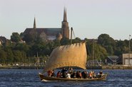 Sejl ud i museets klinkbyggede træbåde hele sommeren og bliv klogere på vikingernes sejladsteknikker. Copyright: Vikingeskibsmuseet i Roskilde