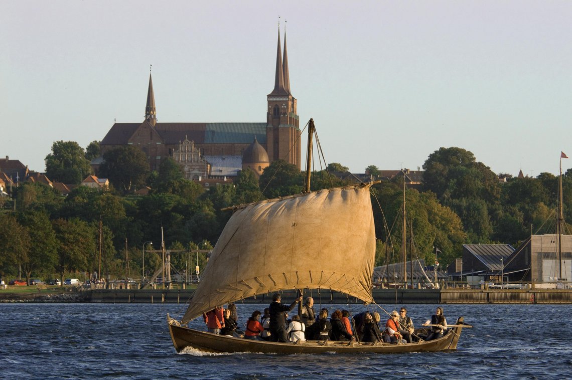 Sejl ud i museets klinkbyggede træbåde hele sommeren og bliv klogere på vikingernes sejladsteknikker. Copyright: Vikingeskibsmuseet i Roskilde