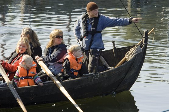 Turistsejlads på Roskilde Fjord i Vikingeskibsmuseets både fra 1. maj til 30. september.