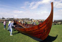 Bådelauget trækker Kraka Fyr på land. Foto Werner Karrasch
