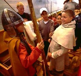 Viking for en dag. På Anløbsbroen er det muligt, at klæde sig ud og opleve vikingetiden helt tæt på! Foto Werner Karrasch