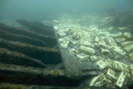 Svælget 1- skibet: Under lasten ses resterne af garneringen  - inderklædningen -  der har beklædt skibets lastrum og beskyttet skibets planker med slid fra lasten . Foto Morten Johansen