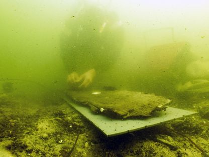 Så er skibsdelen på plads og kan nu pakkes forsvarligt ind i perforeret plastik, inden transporten til Vikingeskibsmuseet.