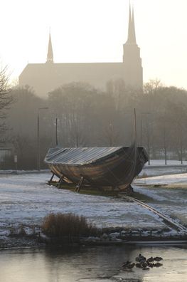 Se alle detaljer på de smukke skibe på land med Roskilde Fjord til den ene side og Domkirken til den anden.