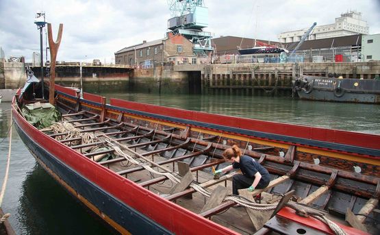 Sinead Quirke tjærer tofter i Dublin Port. Foto: John Nicholl