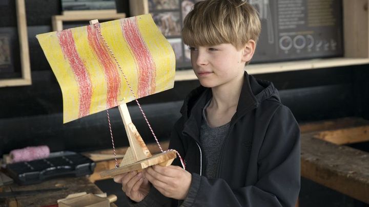 [Translate to english:] ’Byg båd’-værkstedet ligger på værftspladsen, så I kan lade jer inspirere af de rigtige bådebyggere, mens I konstruerer og bygger jeres egen båd.