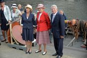 Dronningen besøgte det 30-meter lange vikingeskib i selskab med den tyske Præsident Joachim Gauck og hans partner Daniela Schadt.