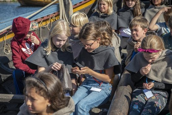 Igennem egne undersøgelser, tror vi på, at børn og unge bliver klogere på vikingetidens samfund og kan perspektivere deres oplevelser og viden til nutiden og deres egen hverdag. Copyright: Vikingeskibsmuseet i Roskilde Igennem egne undersøgelser, tror vi på, at børn og unge bliver klogere på vikingetidens samfund og kan perspektivere deres oplevelser og viden til nutiden og deres egen hverdag. Copyright: Vikingeskibsmuseet i Roskilde