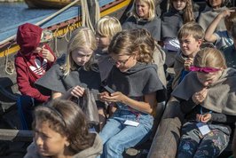 Igennem egne undersøgelser, tror vi på, at børn og unge bliver klogere på vikingetidens samfund og kan perspektivere deres oplevelser og viden til nutiden og deres egen hverdag. Copyright: Vikingeskibsmuseet i Roskilde