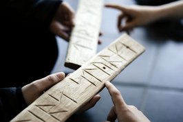 Igennem egne undersøgelser, tror vi på, at børn og unge bliver klogere på vikingetidens samfund og kan perspektivere deres oplevelser og viden til nutiden og deres egen hverdag. Copyright: Jacob N. Andreassen, Vikingeskibsmuseet i Roskilde