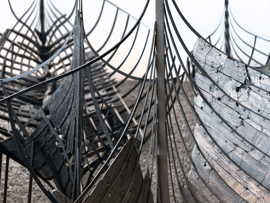 På Vikingeskibsmuseet udstilles de fem Skuldelevskibe fast. Derudover er der skiftene særudstillinger. 