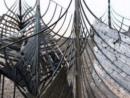 Die Wikingerschiffshalle mit die original-wikingerschiffe
