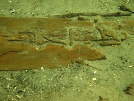 Nærbillede af den spændende reparation af stammebåden. Foto: Jørgen Dencker.
