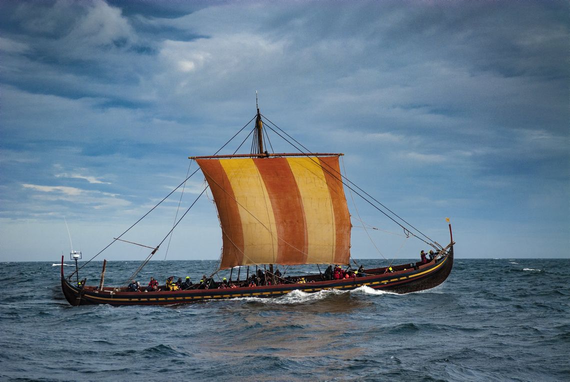 Langskibene er essensen af vikingetiden. Med dem blev de skandinaviske lande store og betydningsfulde. Hele sommeren er det muligt at gå ombord i et af museets rekonstruerede langskibe.