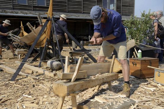 På vikingeskibsmuseet kan du møde hjåndværkeren og høre om vikingetidens bådebygning