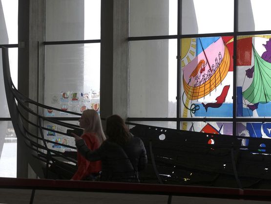 Med forårsudstillingen 'Kunsten at tegne et vikingeskib' i 2012 blev Vikingeskibshallens vinduesparti for første gang omdannet til et stort kunstværk med Roskilde Fjord som et stort, blåt lærred.

