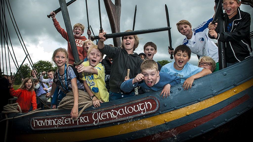På Vikingeskibsmuseet skal I ikke bare nøjes med at kigge. Her kan I deltage i spændende aktivitete