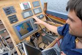 Martin ved navigationskassen med GPS, kortplodder, VHF radio ect. Foto: Werner Karrasch, Vikingeskibsmuseet