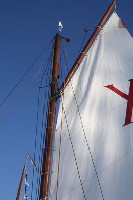 Isbåden XLNT kan kendes på X'et i sejlet. Isbåden har gaffelstorsejl og fok på i alt 45 m² Foto: Bernt Karlsson / Facebook