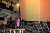 Dronningen og Forbundspræsident Gauck åbnede sammen vikingeudstillingen 'Die Wikinger' i Berlins storslåede udstillingshus 'Martin-Gropius-Bau'. Her ses de ved opstillingen af Roskilde 6-skibet, der er det hidtil længste vikingeskibs, der er fundet. O