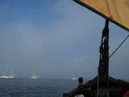 Endelig får solen brændt sig gennem tågen og vi sejler for sejl ud gennem Falsterbo Kanal med kurs mod Danmark og den sjællandske østkyst.
