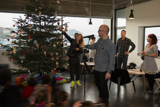 Juletræet tændes underledelse af Lars Hjortshøj.