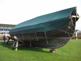 Ottar venter på plænen foran Vikingeskibsmuseet i Roskilde.
