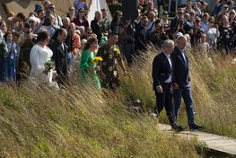 De fem brudepar ankom i en smuk procession, anført af DNA-forsker Eske Willerslev og Roskildes borgmester, Tomas Breddam. 