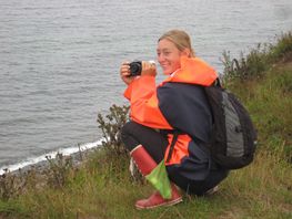 Josefine fotograferer oppe på klinten.
