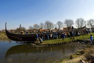 Lørdag den 6. april sørger de mange frivillige medlemmer af Vikingeskibsmuseets bådelag for, at foråret for alvor bliver skubbet i gang med et ordentligt 'plask'!