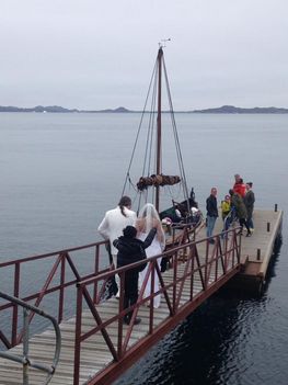 Skjoldungen fik fint besøg, da et nygift par fik taget bryllupsbilleder med skibet