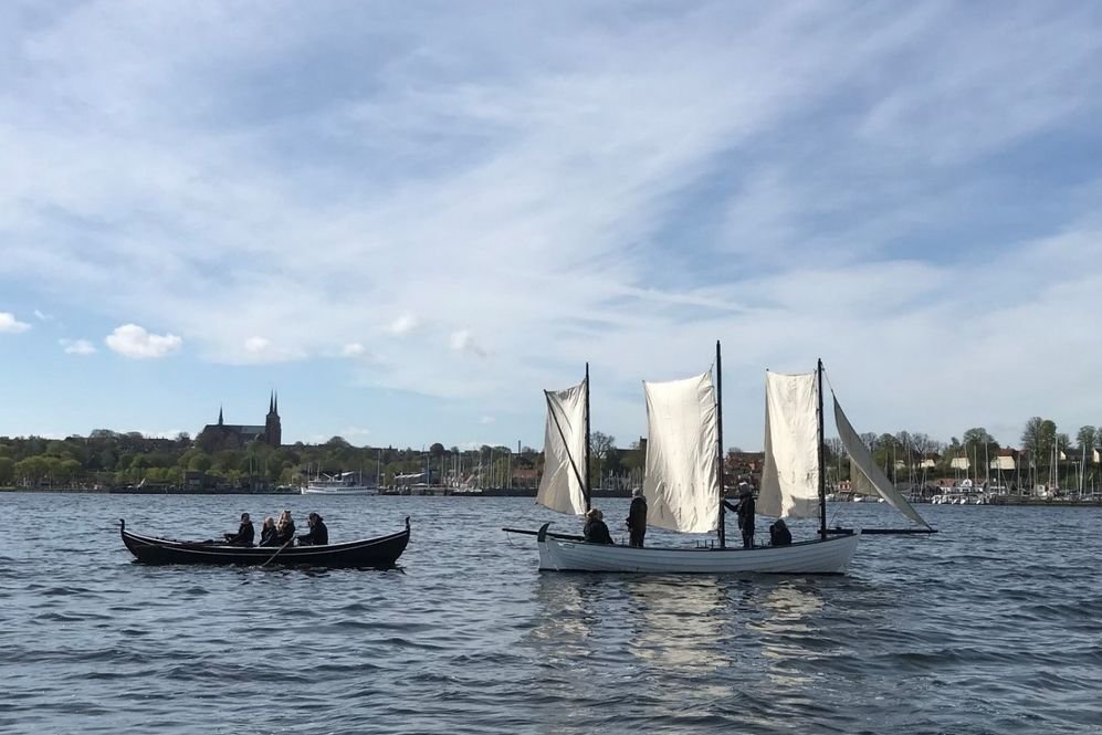 Sejlads i traditionelle træbåde. Fotograf: Werner Karrasch, Copyright: Vikingeskibsmuseet i Roskilde 