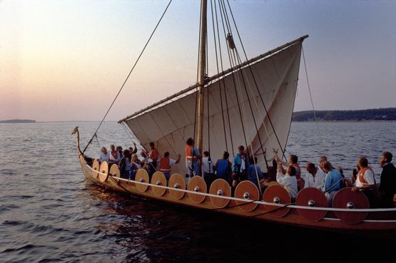Vikingeskibet Helge Ask sejler mod solnedgangen 