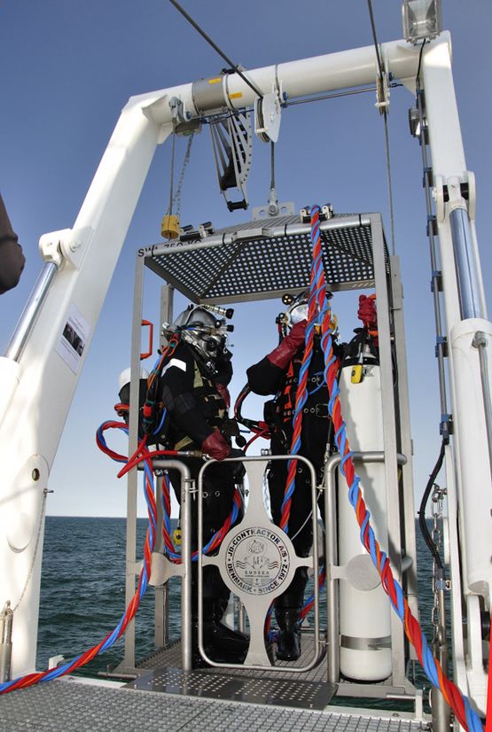 Onsdag d. 2/5: Dykkerkurven, der fører dykkerne ned til skibsvraget 24 meter nede. Staffan på vej i vandet for at opsætte målesystem på vraget. Foto: Morten Johansen