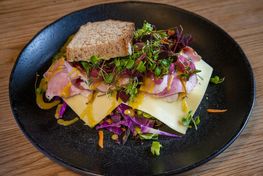 Café Knarr ligger på havnen i Roskilde og byder på ny vintermenu efter madkonceptet 'Ny Nordisk vikingemad'. Besøg os på museumsøen ved Vikingeskibsmuseet.