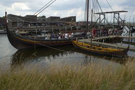 Krigstogtet: Rejs tilbage i tiden med rundvisninger for hele familien.  Rundvisningerne sætter vikingeskibene i historisk perspektiv.