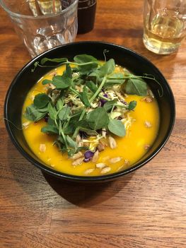 Café Knarr serverede dejlig græskarsuppe til forret og vikingeplanke anrettet som tapas til hovedret.