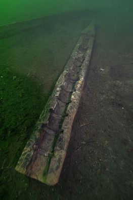 En middelalderlig kanonlavet, der blev bjerget i årets undersøgelse. Målet for årets dykkerundersøgelser var hovedsagelig at få mere viden om skibets konstruktion og dimensioner. Foto: Brett Seymour